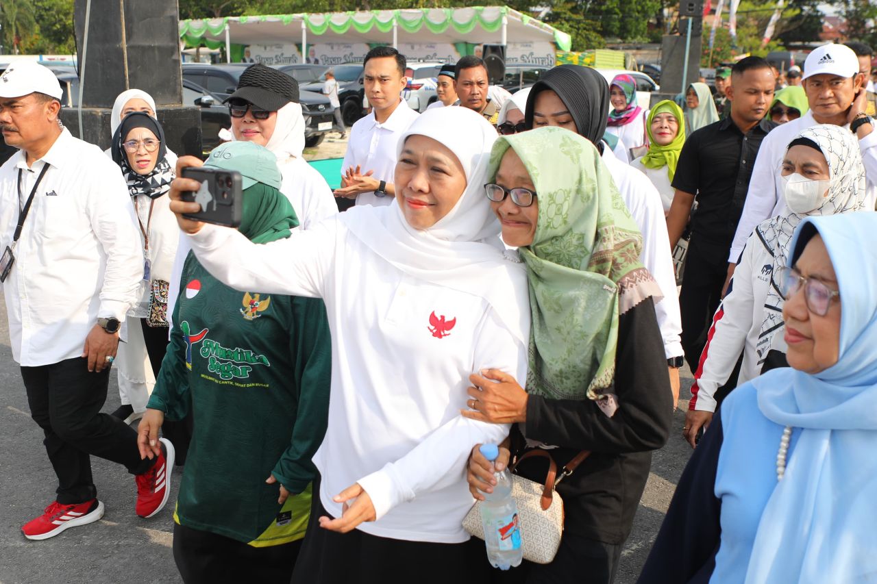 ThumbnailKhofifah Jalan Sehat Hari Santri 2025 Bareng Ribuan Masyarakat Lamongan Khofifah Jalan Sehat Hari Santri 2025 Bareng Ribuan Masyarakat Lamongan