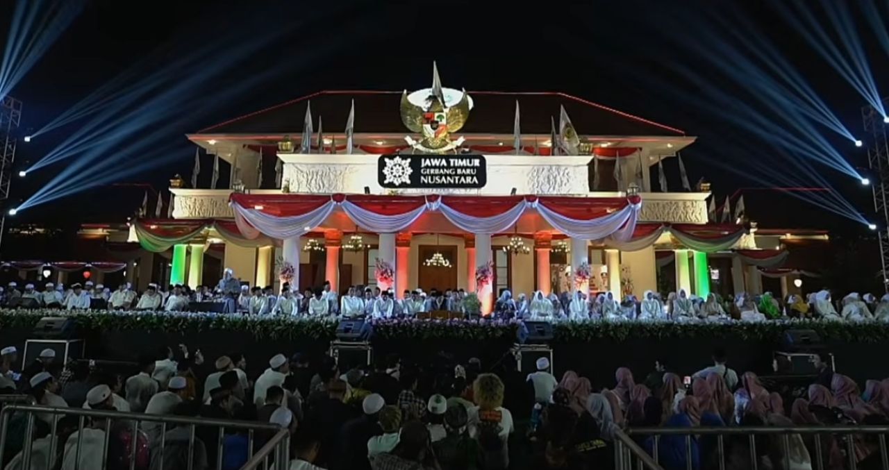 ThumbnailKhofifah dan Gus Iqdam Ajak Masyarakat Syukuri 80 Tahun Jatim dan Hari Santri Nasional di Grahadi Khofifah dan Gus Iqdam Ajak Masyarakat Syukuri 80 Tahun Jatim dan Hari Santri Nasional di Grahadi