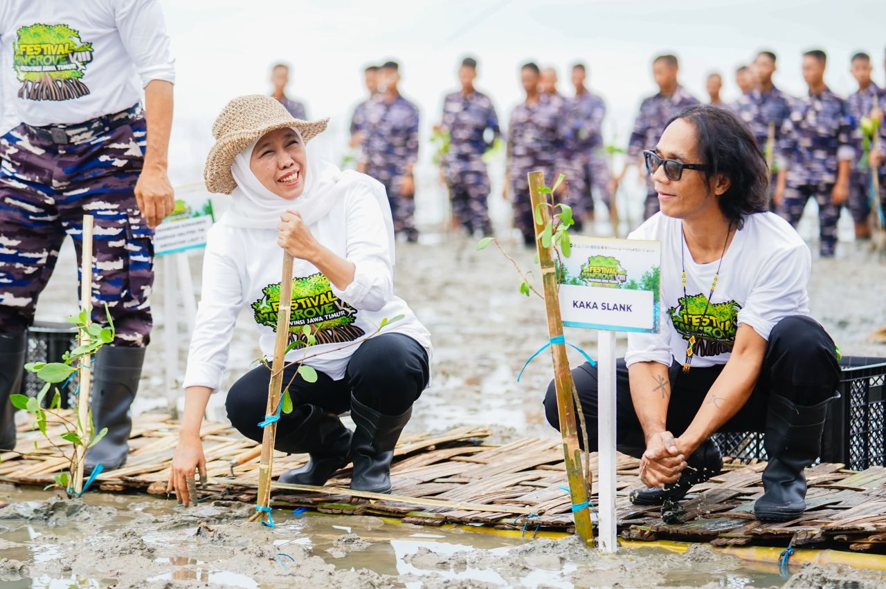 Gubernur Khofifah dan Kaka Slank Nandur Mangrove Bareng di Bangkalan