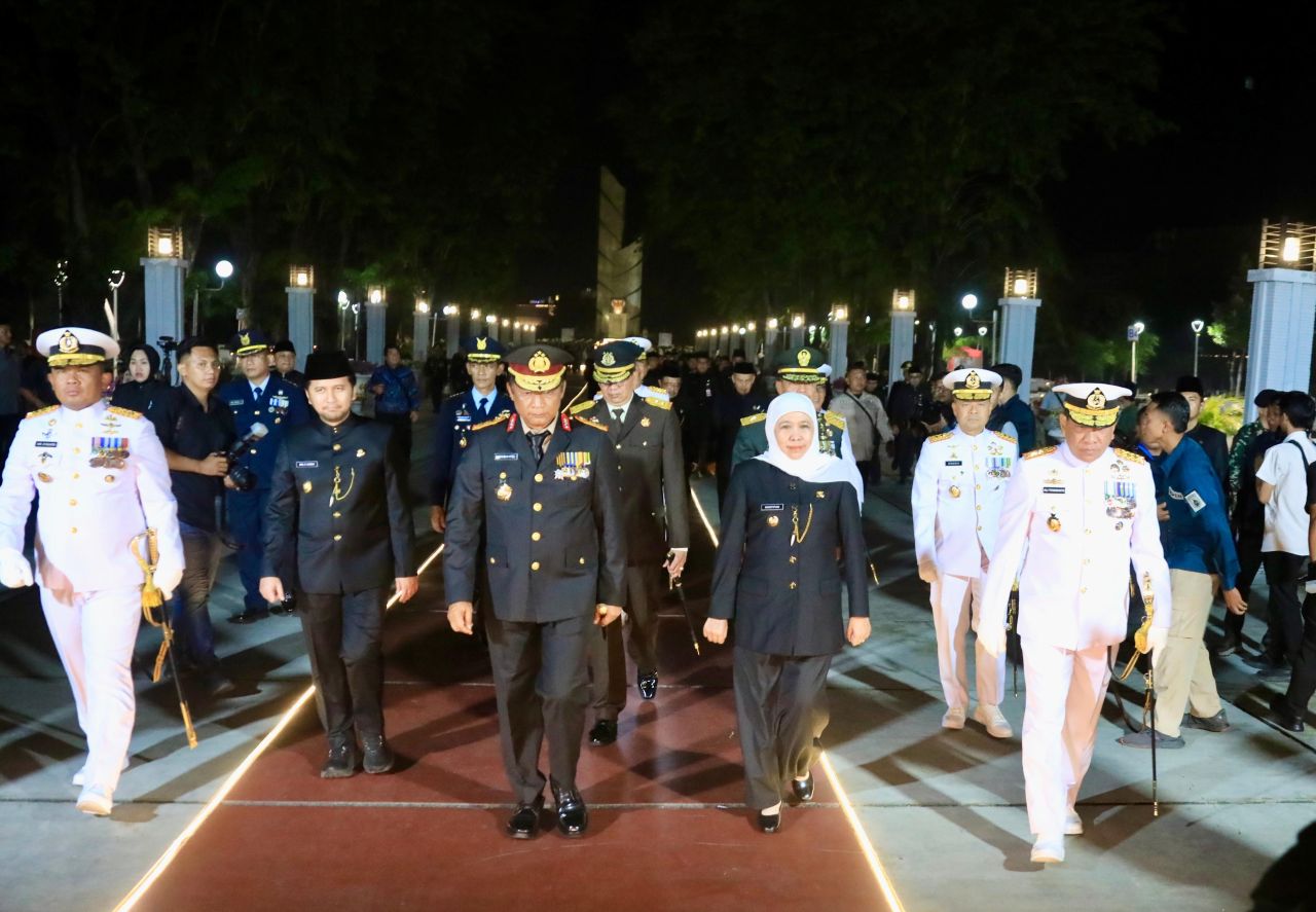Khofifah Pimpin Apel Kehormatan dan Renungan Suci Hari Pahlawan 2025