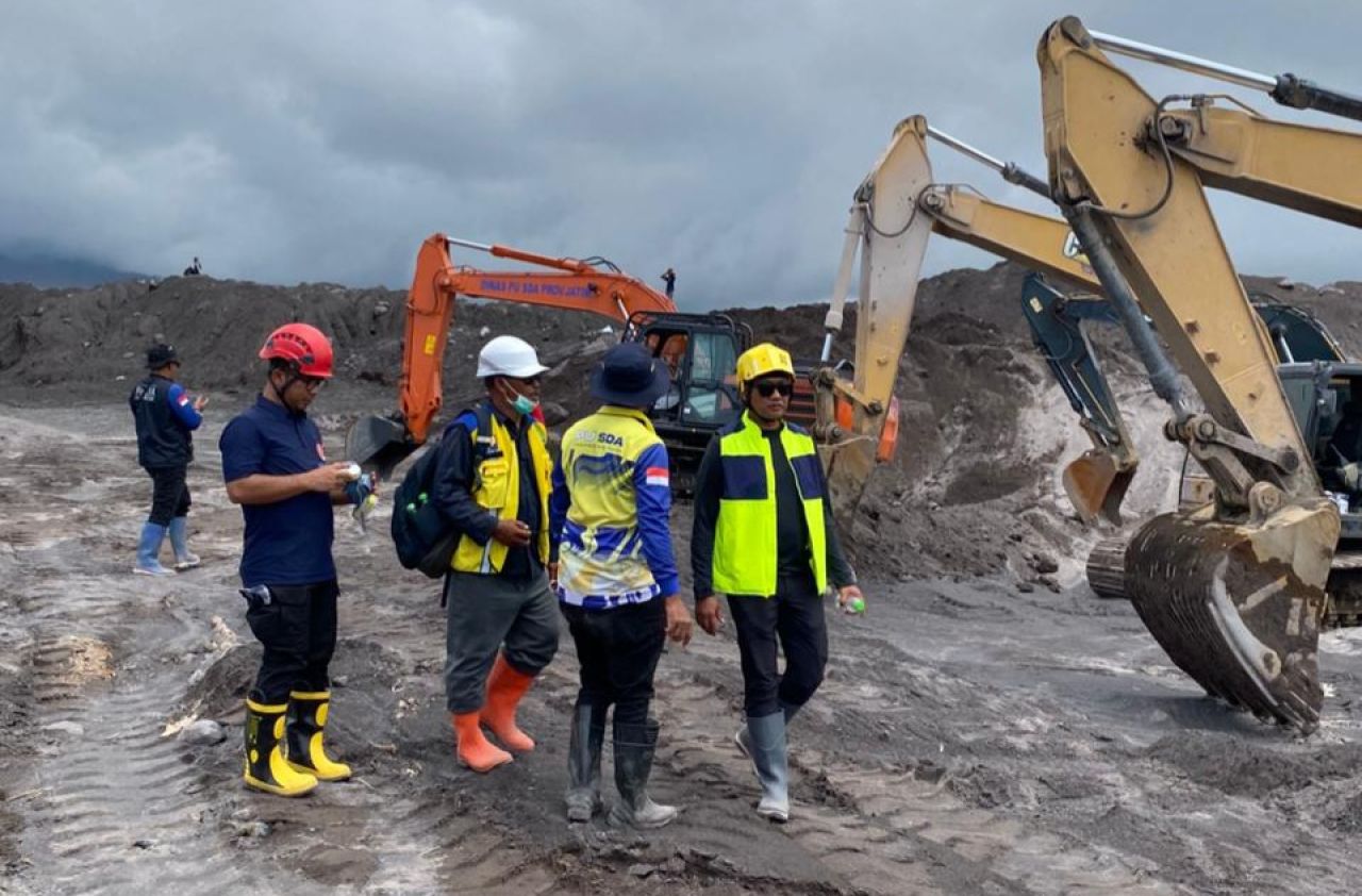 Gerak Cepat Gubernur Khofifah Tangani Tanggul Pasca Erupsi Gunung Semeru