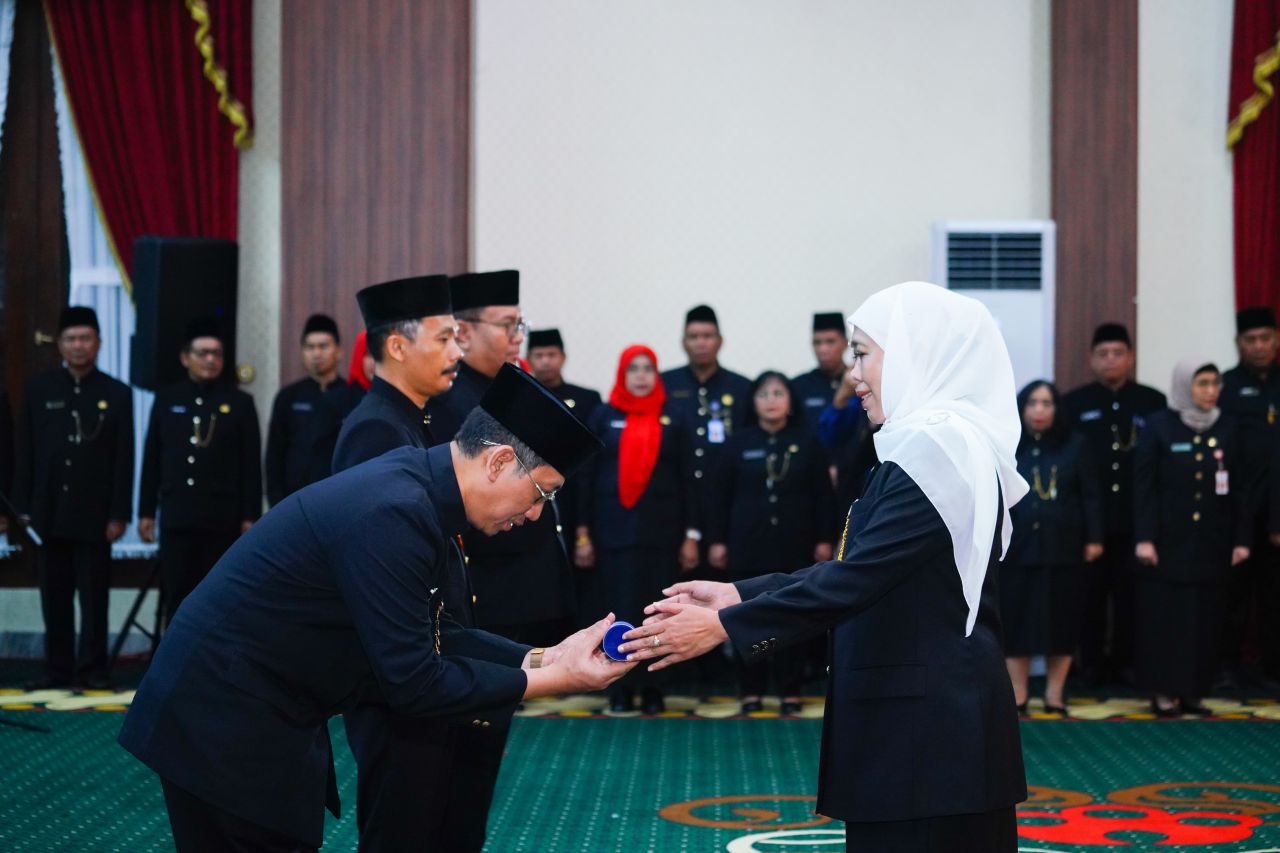 Hari Guru Nasional, Gubernur Khofifah Lantik 134 Kepala Sekolah SMA/SMK/ SLB