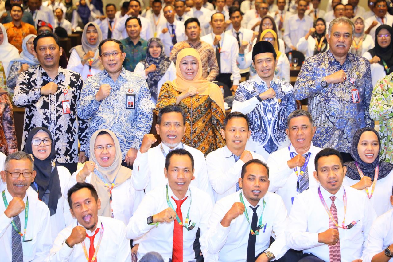 Khofifah Ajak Camat, Sekcam, dan Sekdes Sukseskan Program Strategis Nasional hingga Desa