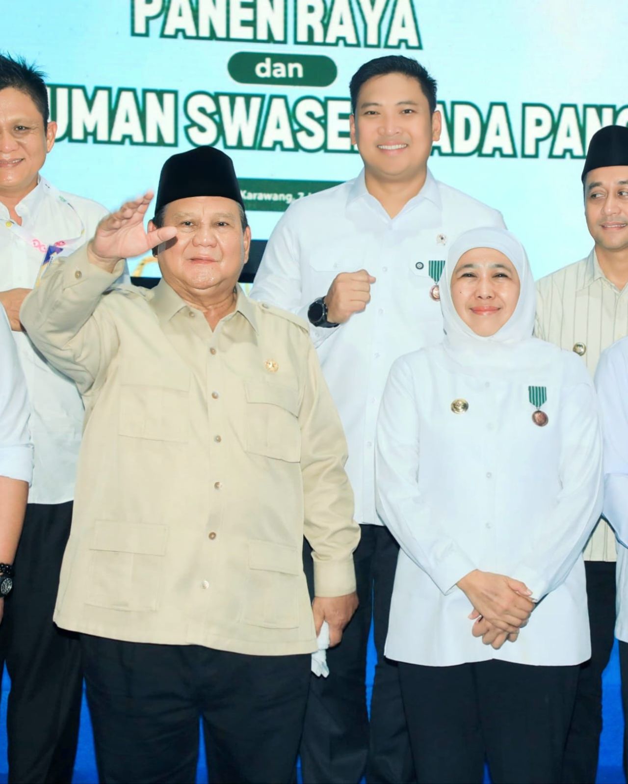 Kalahkan Provinsinya KDM, Khofifah Terima Satyalancana Wira Karya dari Presiden Prabowo